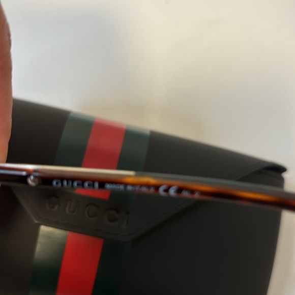 Shelly Drop Gucci Sunglasses with Case - Picture 7 of 8